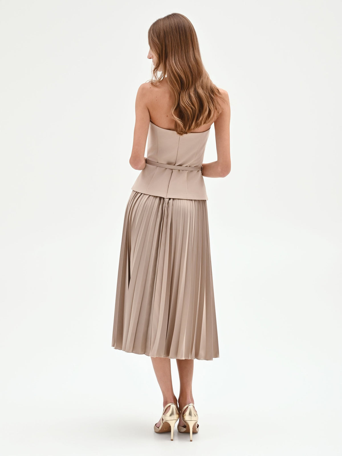 Abito tortora con top bustier e gonna plissé