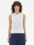 Top in maglia bianca con orli smerlati