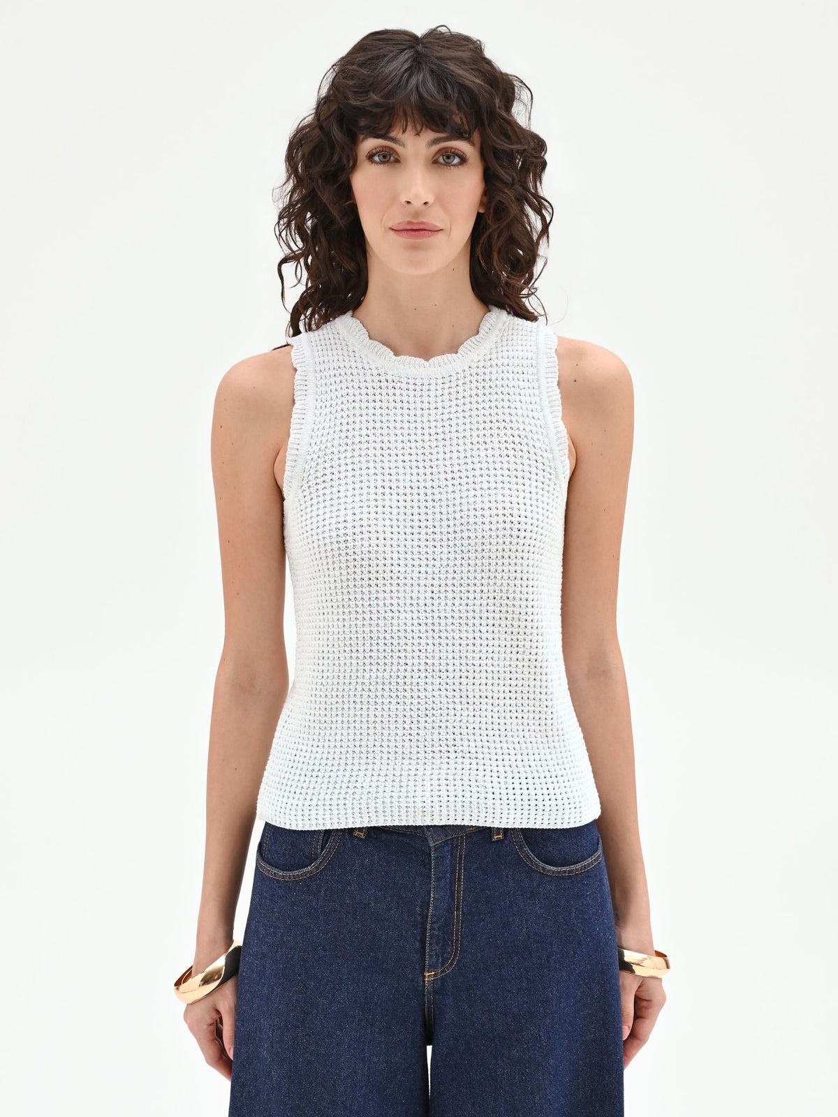 Top in maglia bianca con orli smerlati