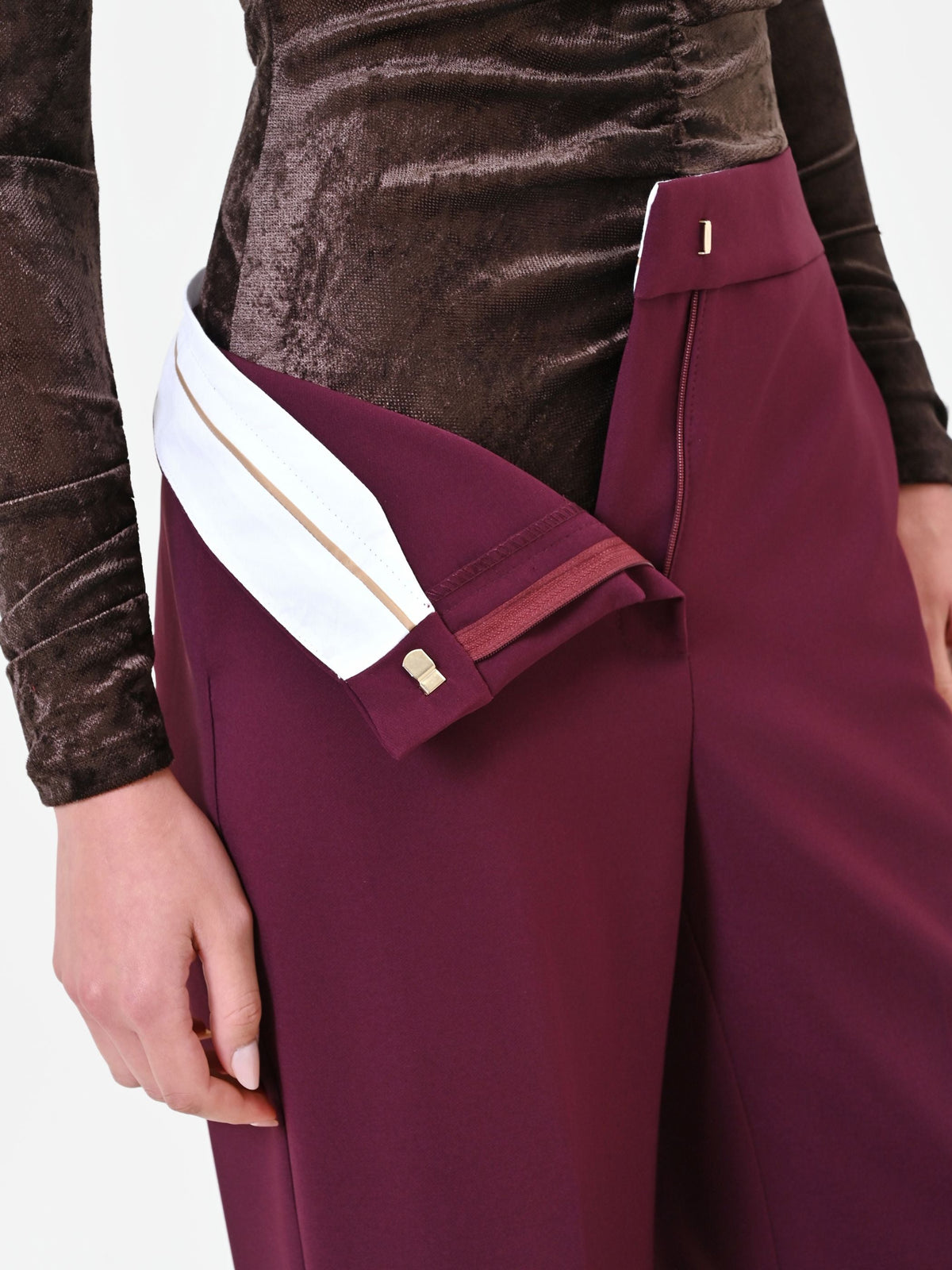 Pantalone a palazzo bordeaux rosso in tessuto tecnico