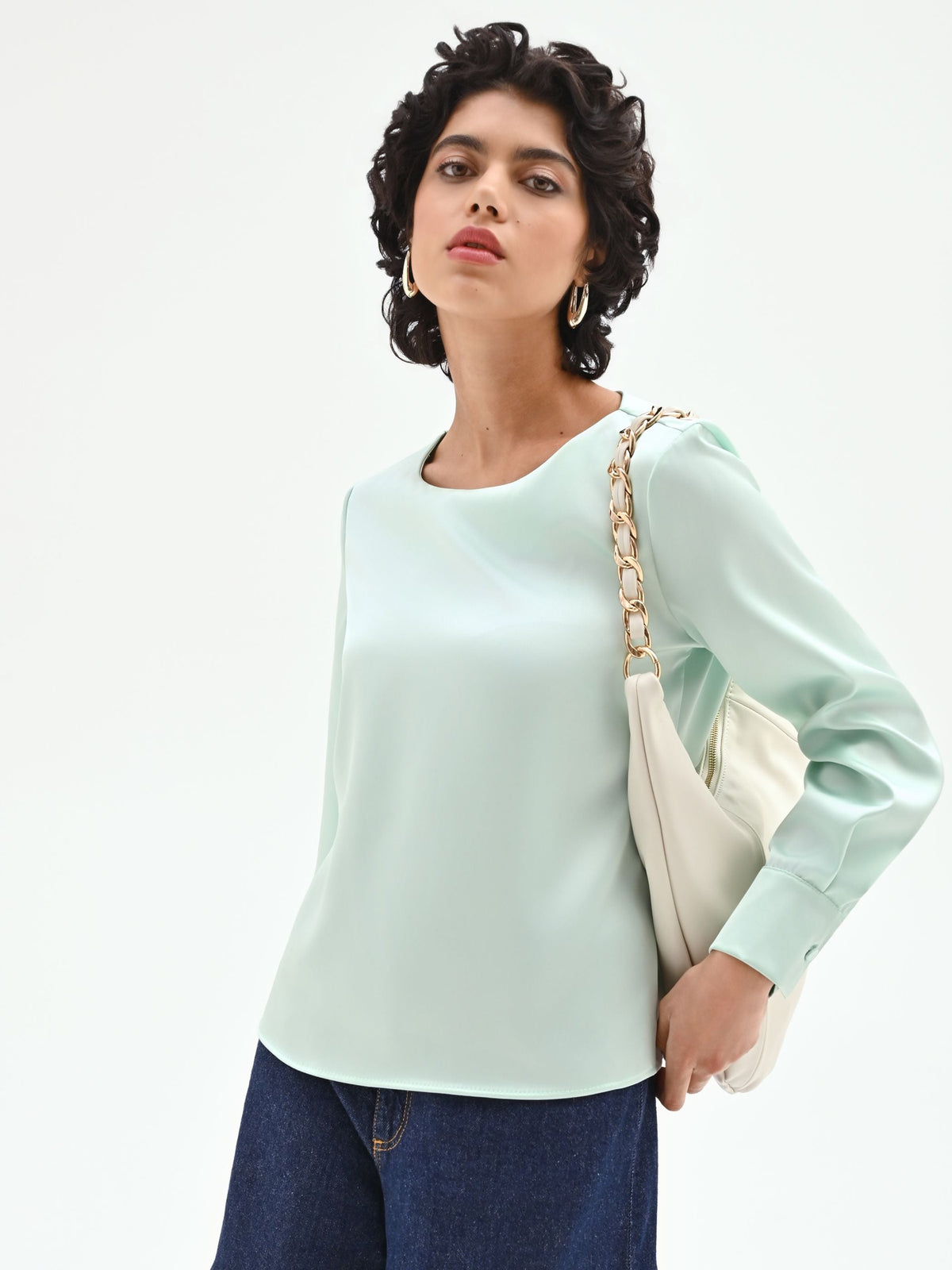 Blusa verde menta dalla linea essenziale