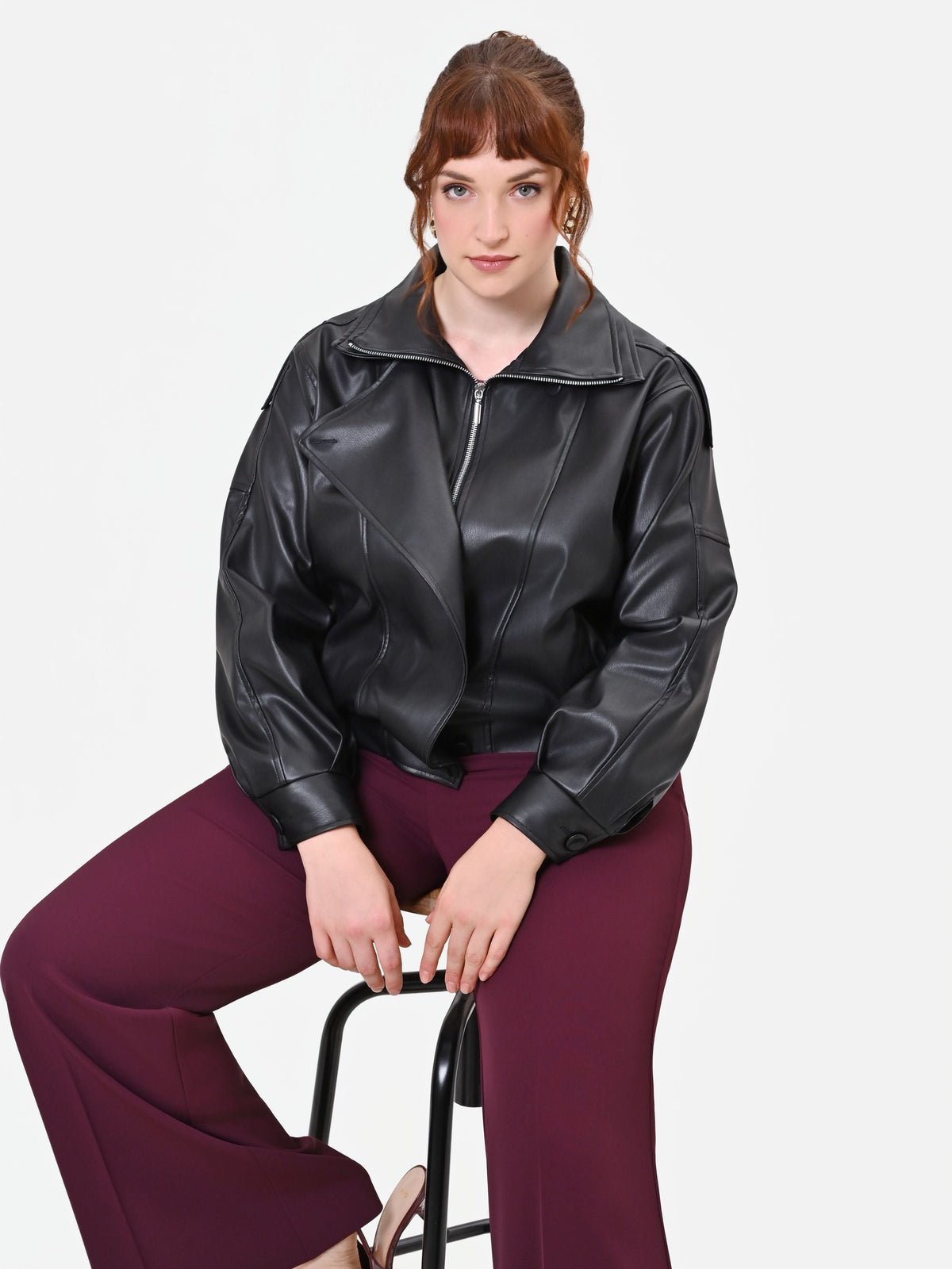 Giacca Curvy  in similpelle nera con chiusura asimmetrica