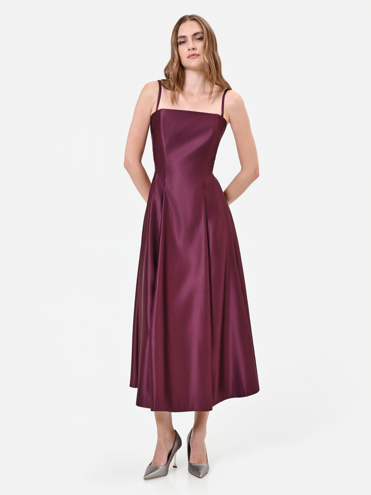 Abito midi bordeaux in raso con gonna ampia