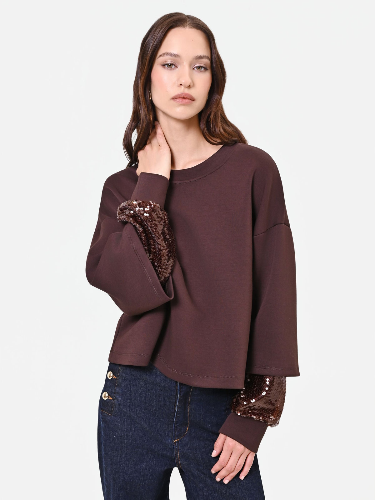 Felpa marrone con manica doppia in paillettes