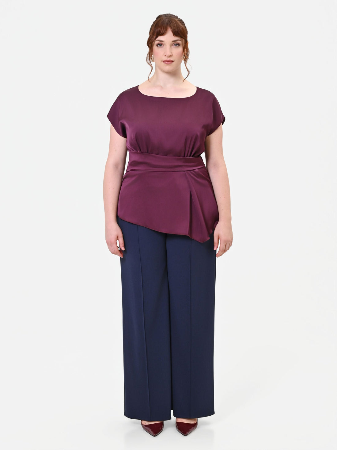 Blusa Curvy in raso bordeaux con drappeggio asimmetrico