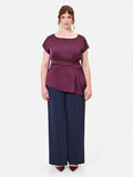 Blusa Curvy in raso bordeaux con drappeggio asimmetrico