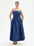 Abito curvy lungo in raso blu brillante