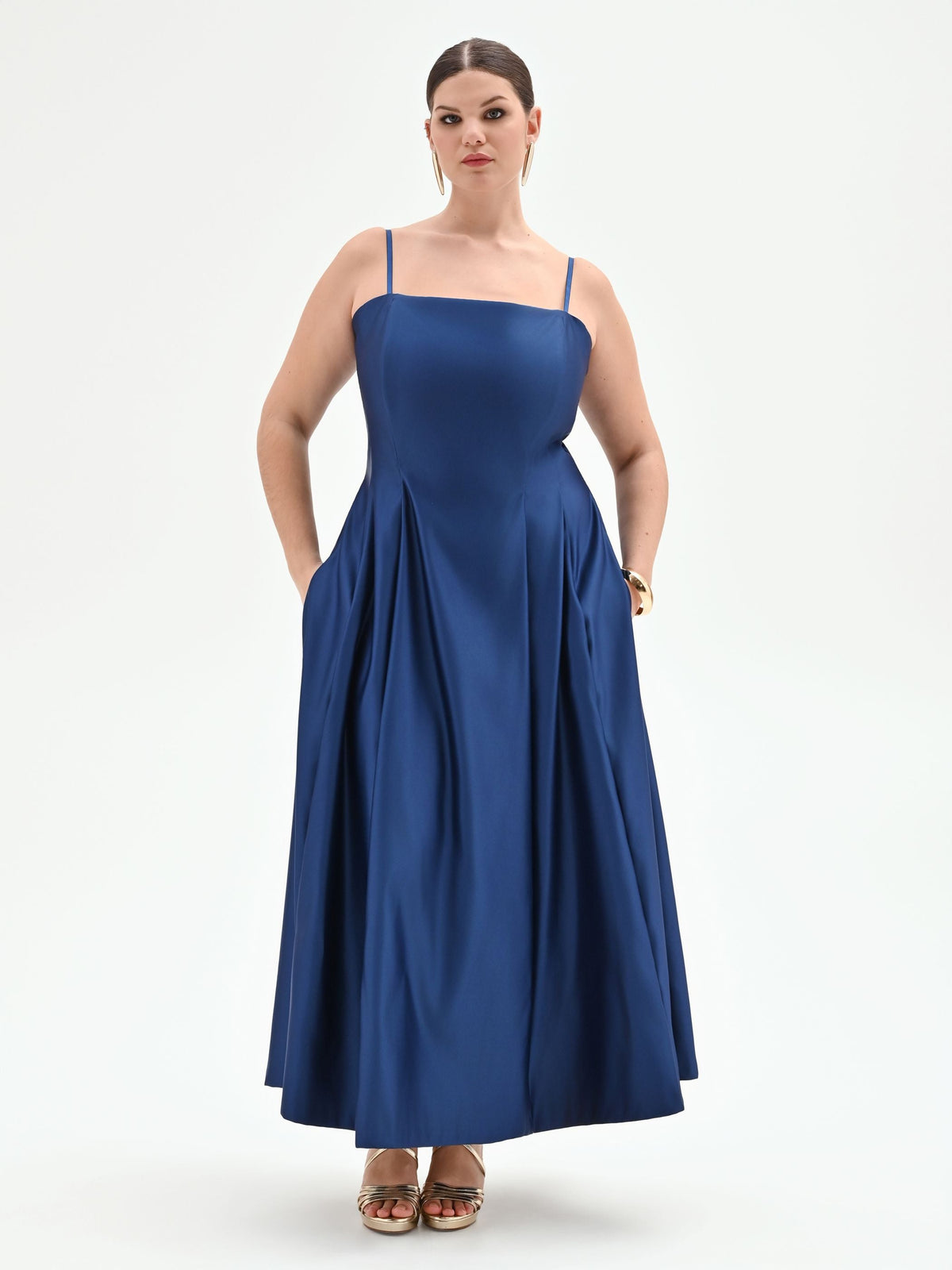 Abito curvy lungo in raso blu brillante