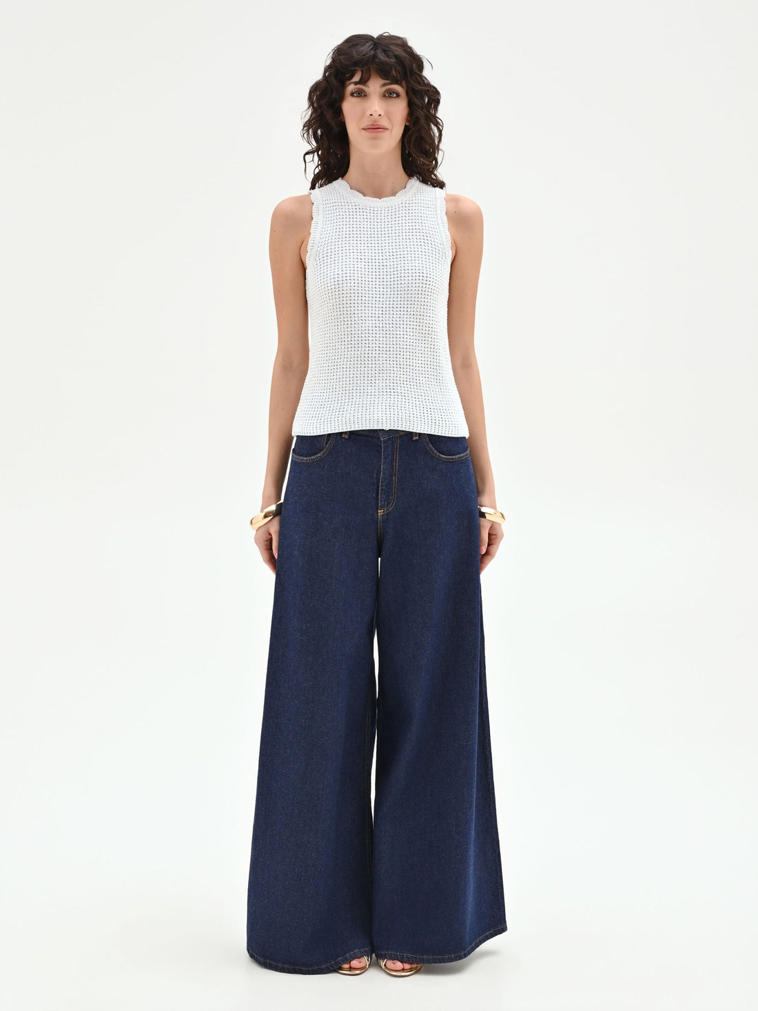 Top in maglia bianca con orli smerlati
