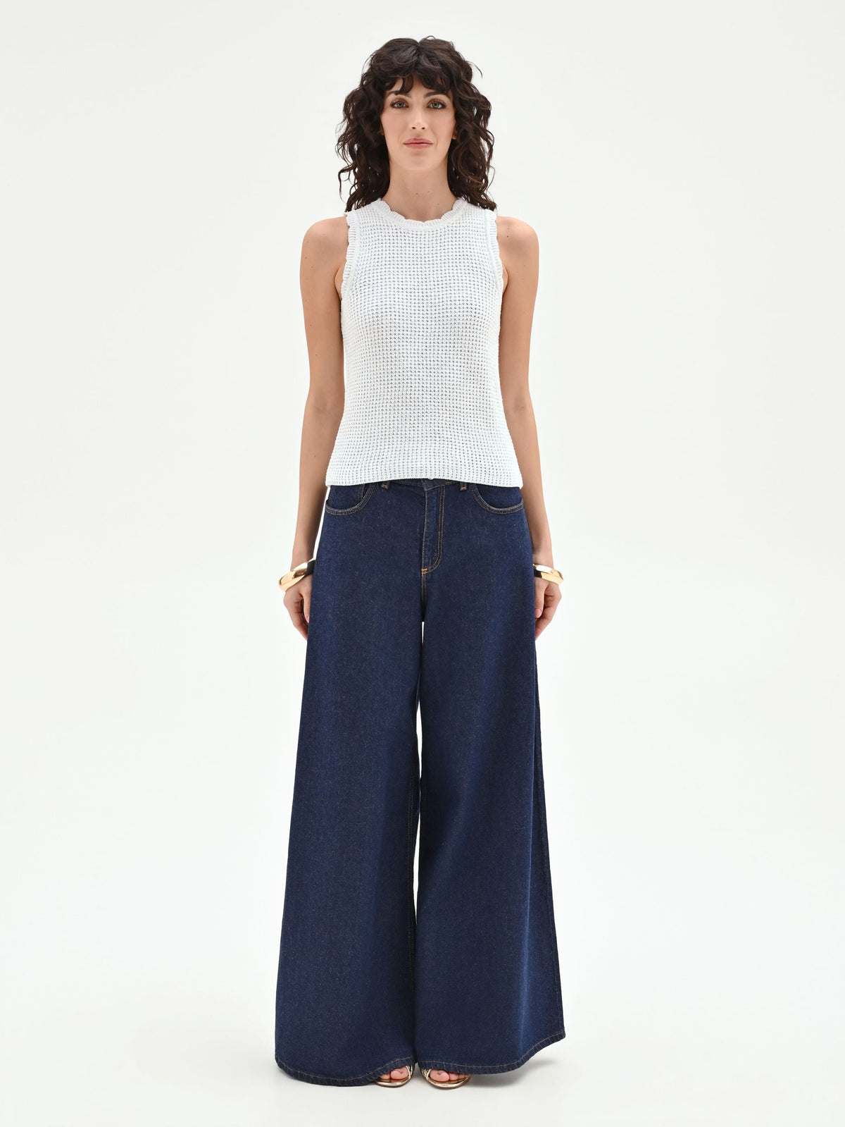 Top in maglia bianca con orli smerlati