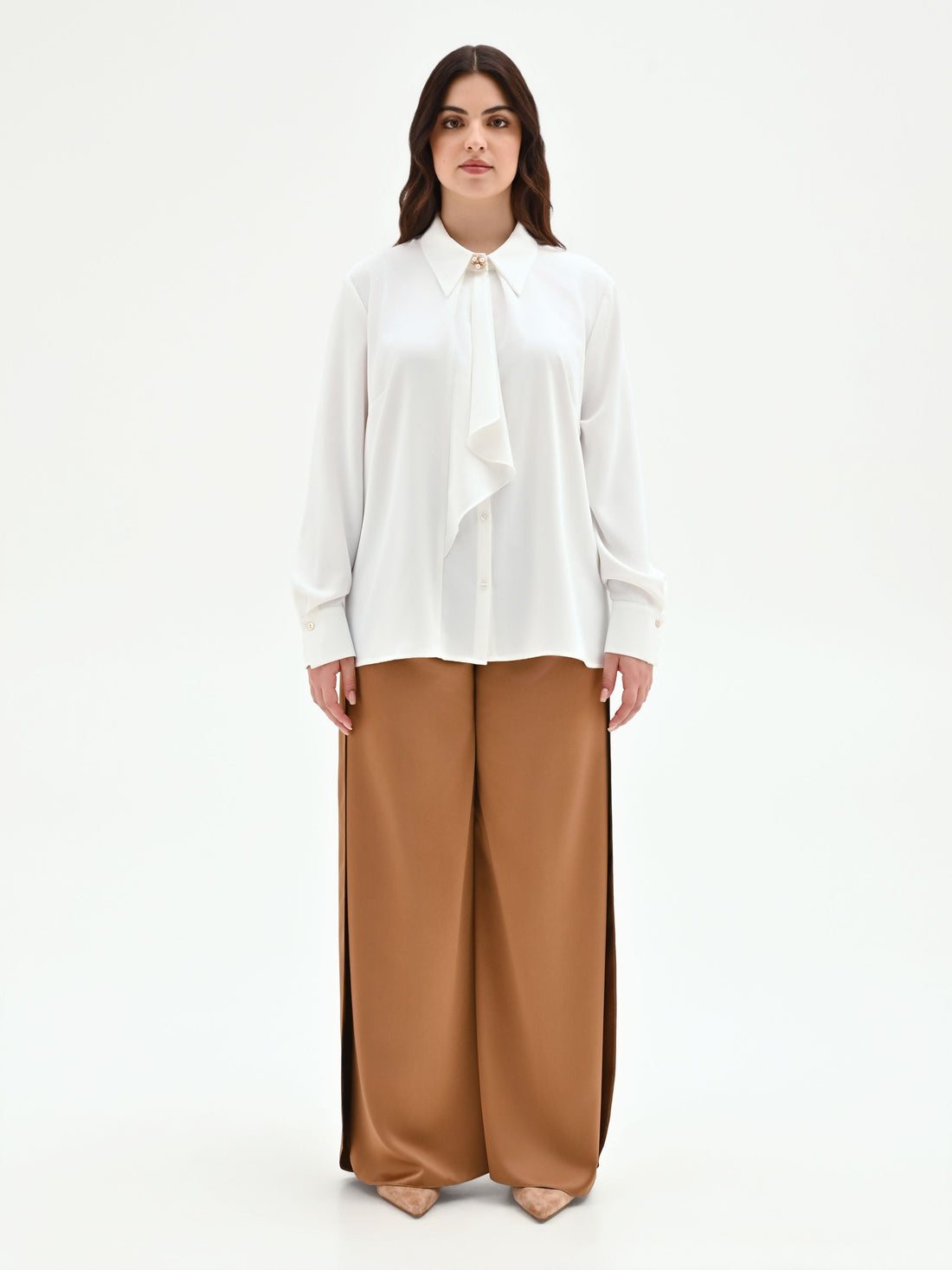 Camicia curvy panna bianco con foulard e spilla gioiello
