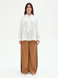 Camicia curvy panna bianco con foulard e spilla gioiello
