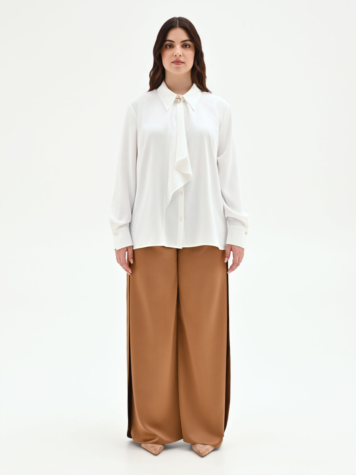 Camicia curvy panna bianco con foulard e spilla gioiello