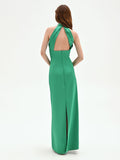 Abito lungo in raso verde con scollo halter
