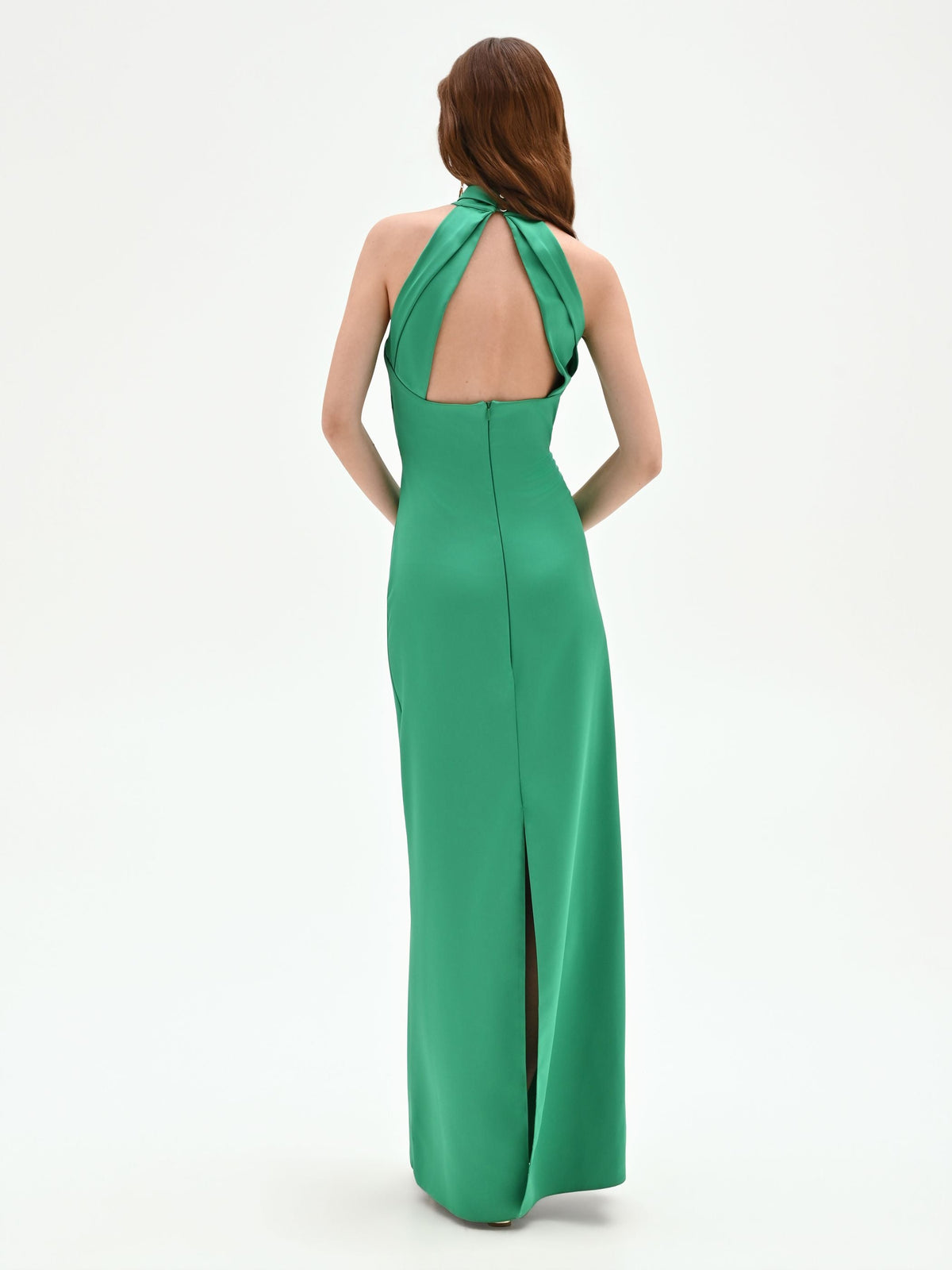 Abito lungo in raso verde con scollo halter