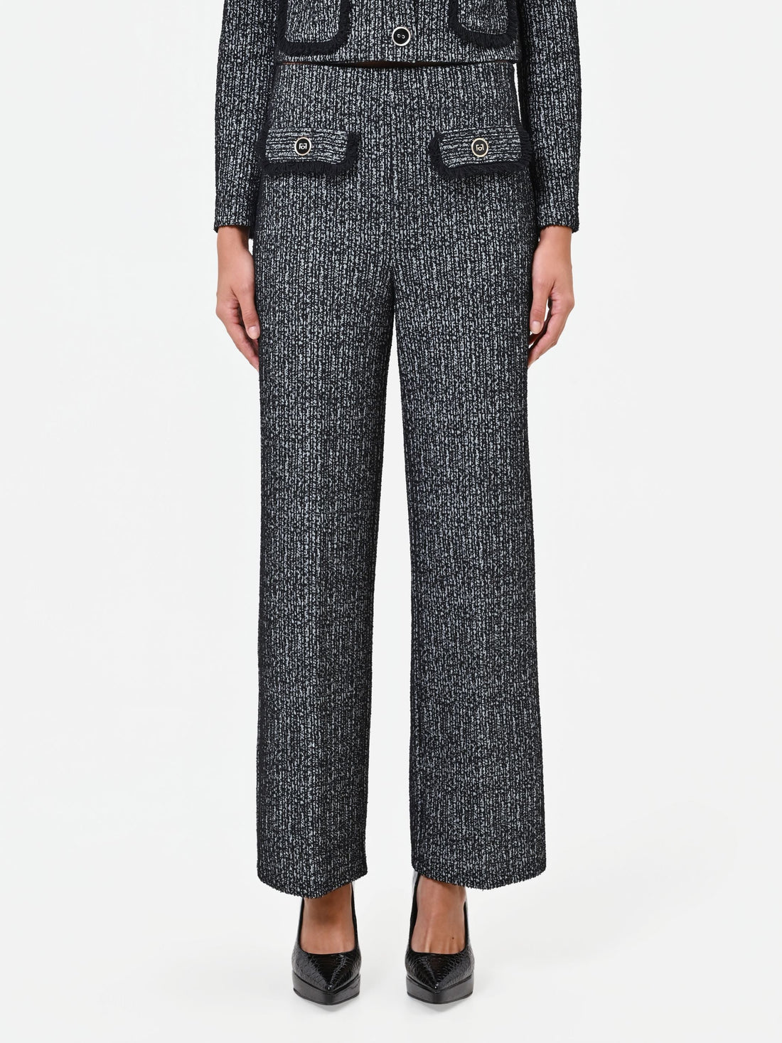 Pantalone nero in bouclé con tasche a toppa