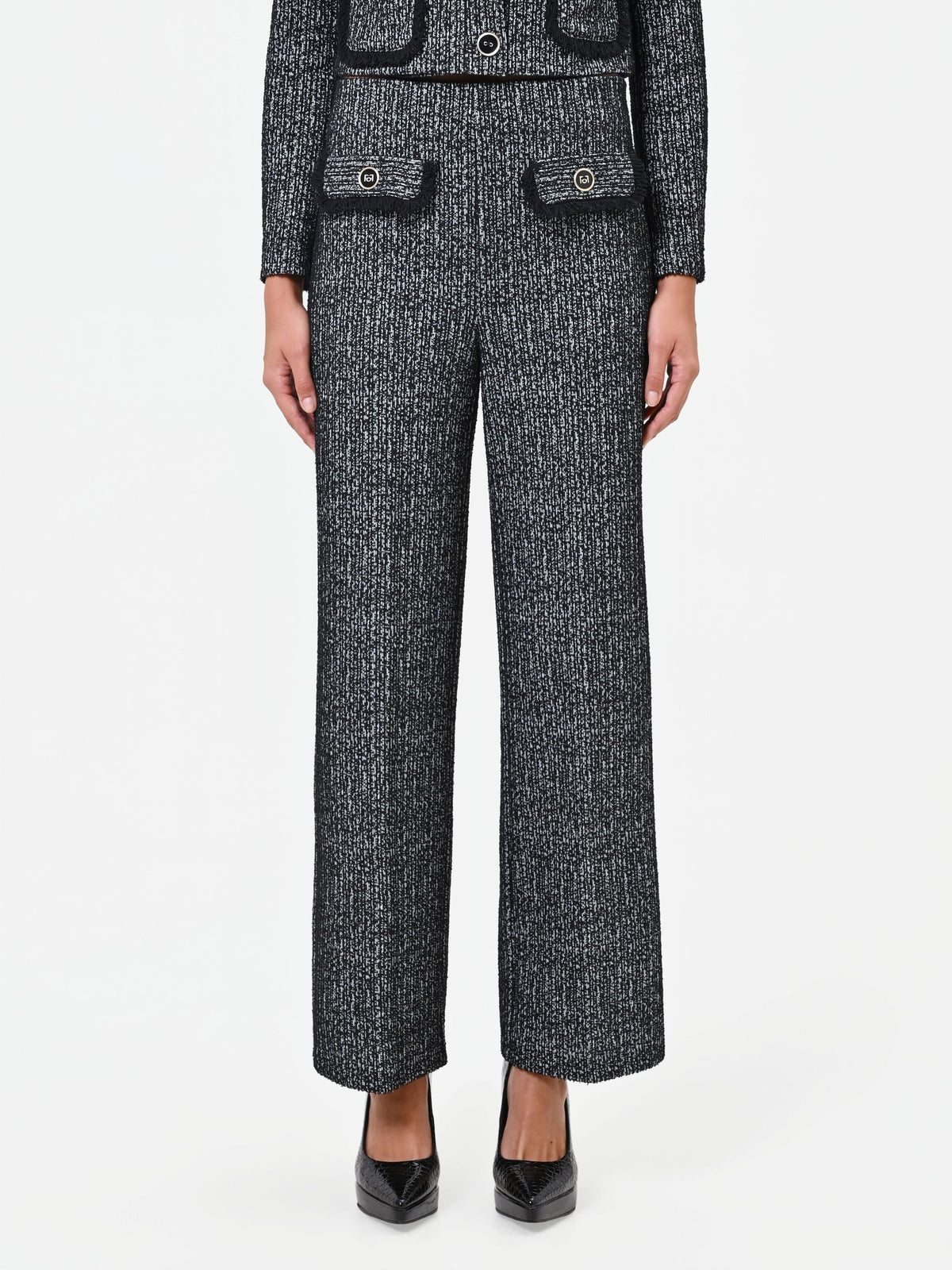 Pantalone nero in bouclé con tasche a toppa