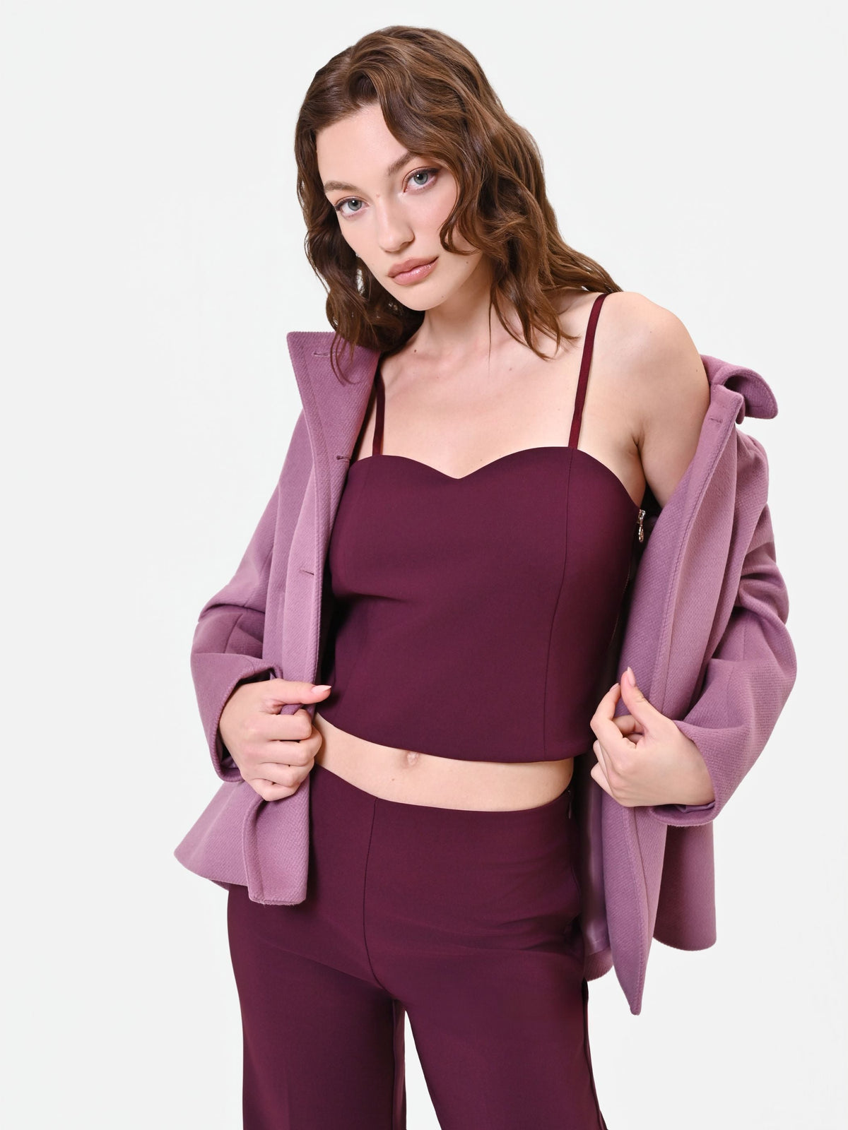Top crop bordeaux rosso con scollo a cuore