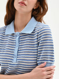 Polo in maglia azzurra a righe