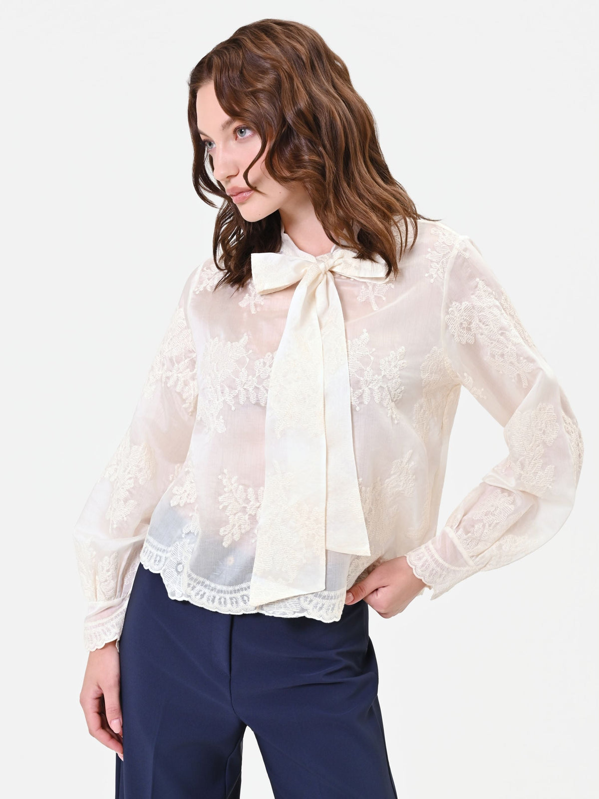 Blusa in pizzo panna con fiocco al collo