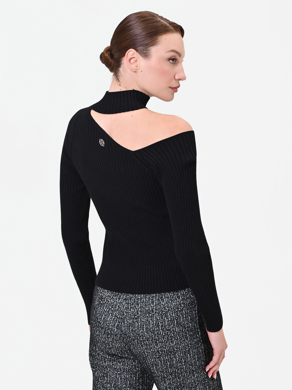 Maglia nera a coste con cut out in misto viscosa