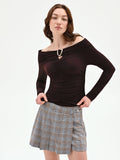 Blusa cioccolato con scollo a barchetta e arricciature