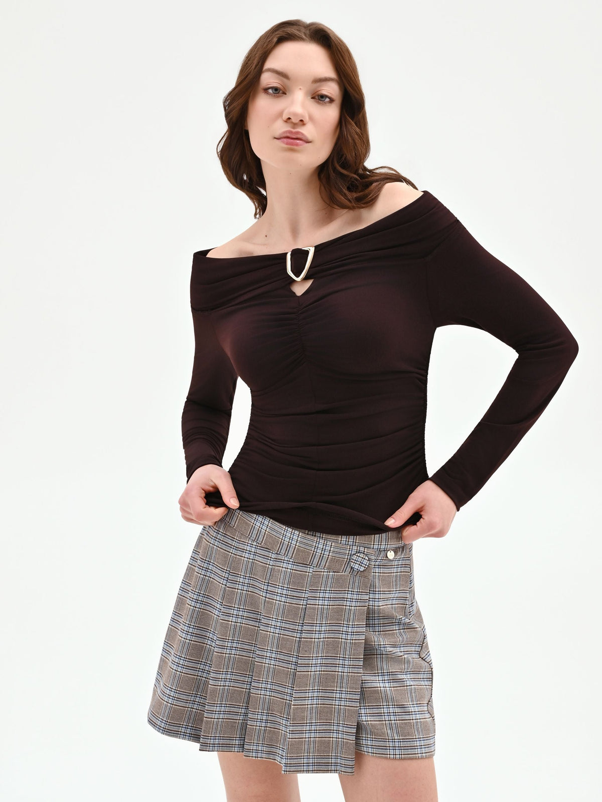 Blusa cioccolato con scollo a barchetta e arricciature