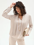 Blusa beige chiaro con foulard plissettato