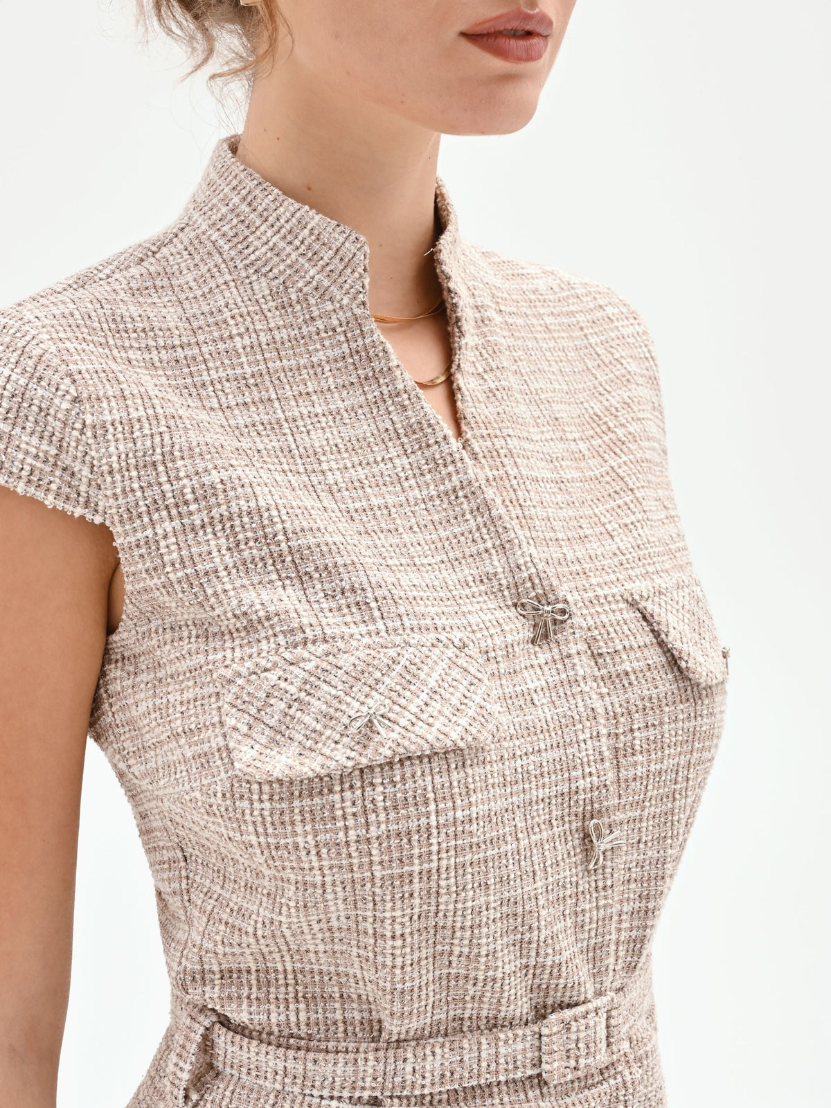 Abito a tubino beige chiaro in tweed con cintura