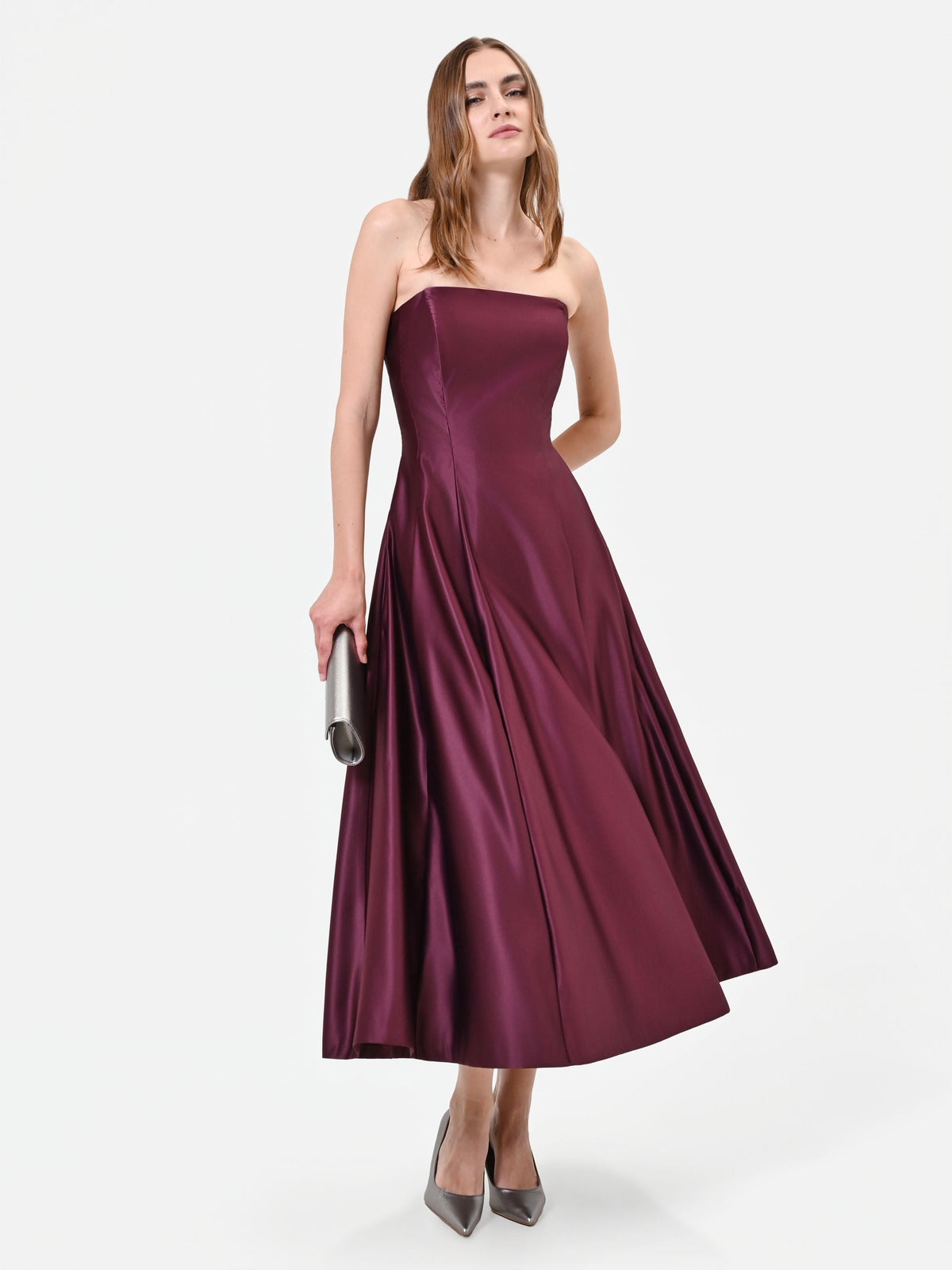 Abito midi bordeaux in raso con gonna ampia