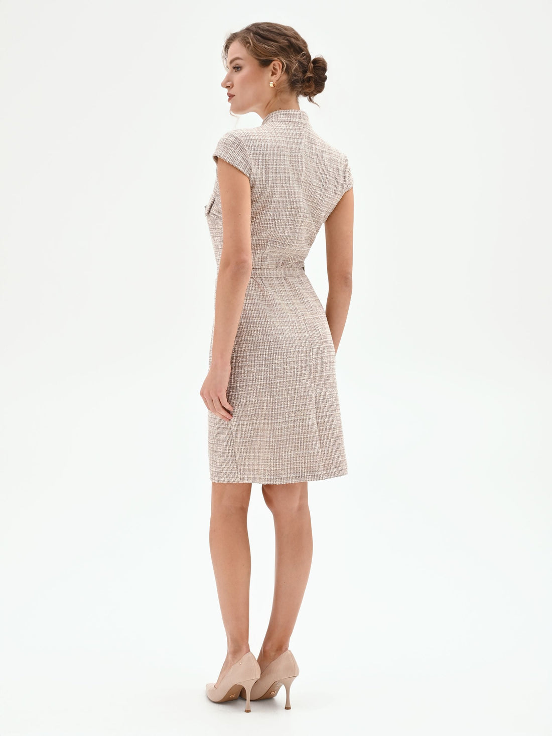 Abito a tubino beige chiaro in tweed con cintura