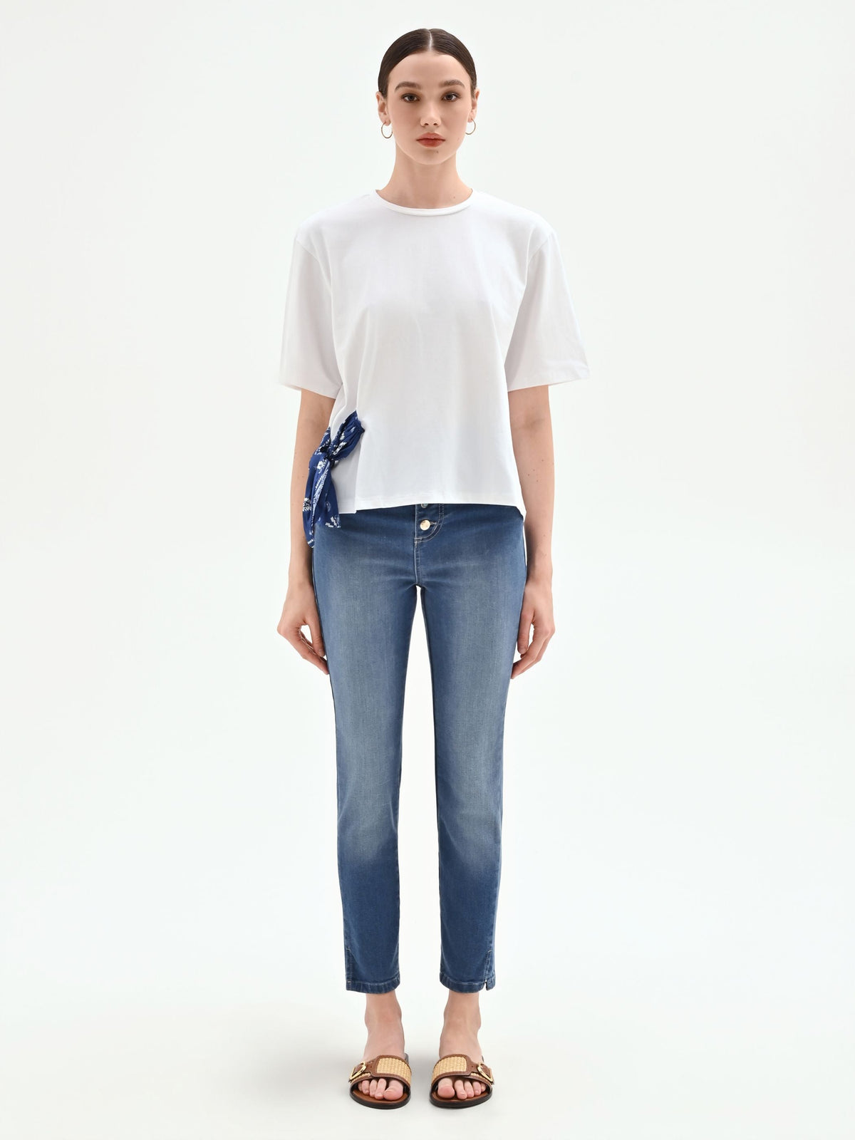 T-shirt bianca con foulard stampa bandana
