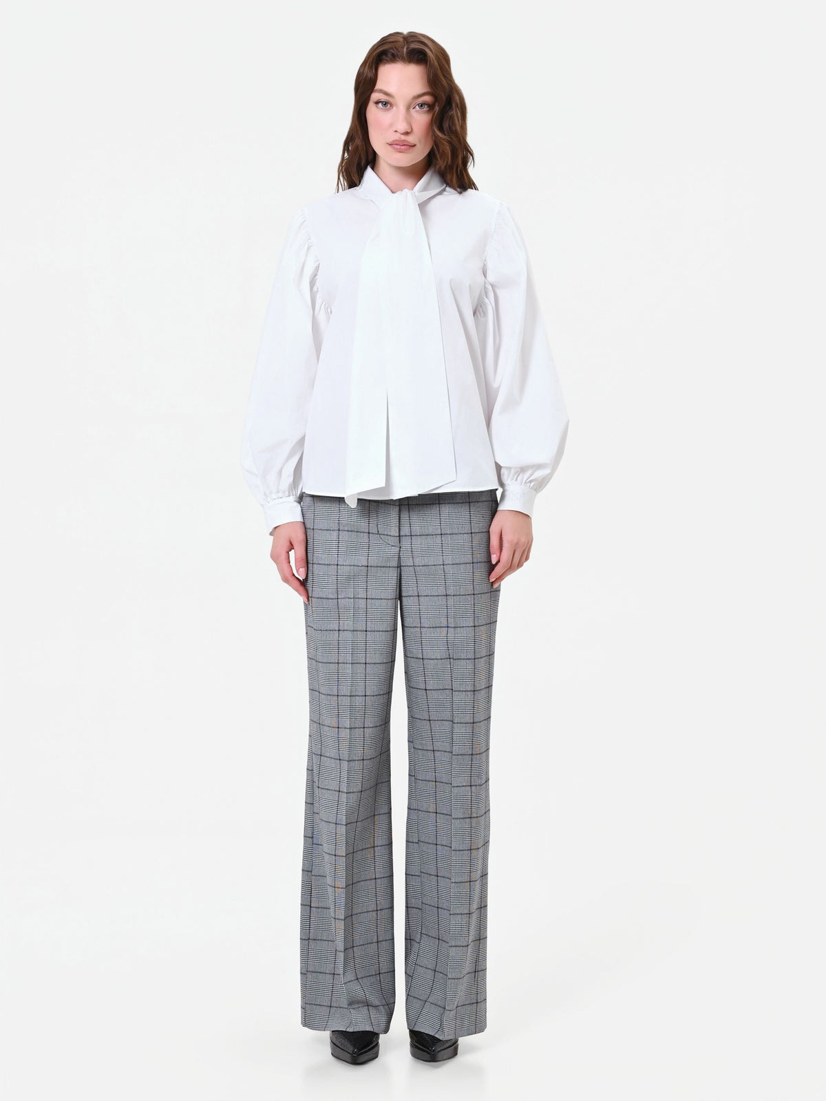 Camicia bianca con fiocco lavallière