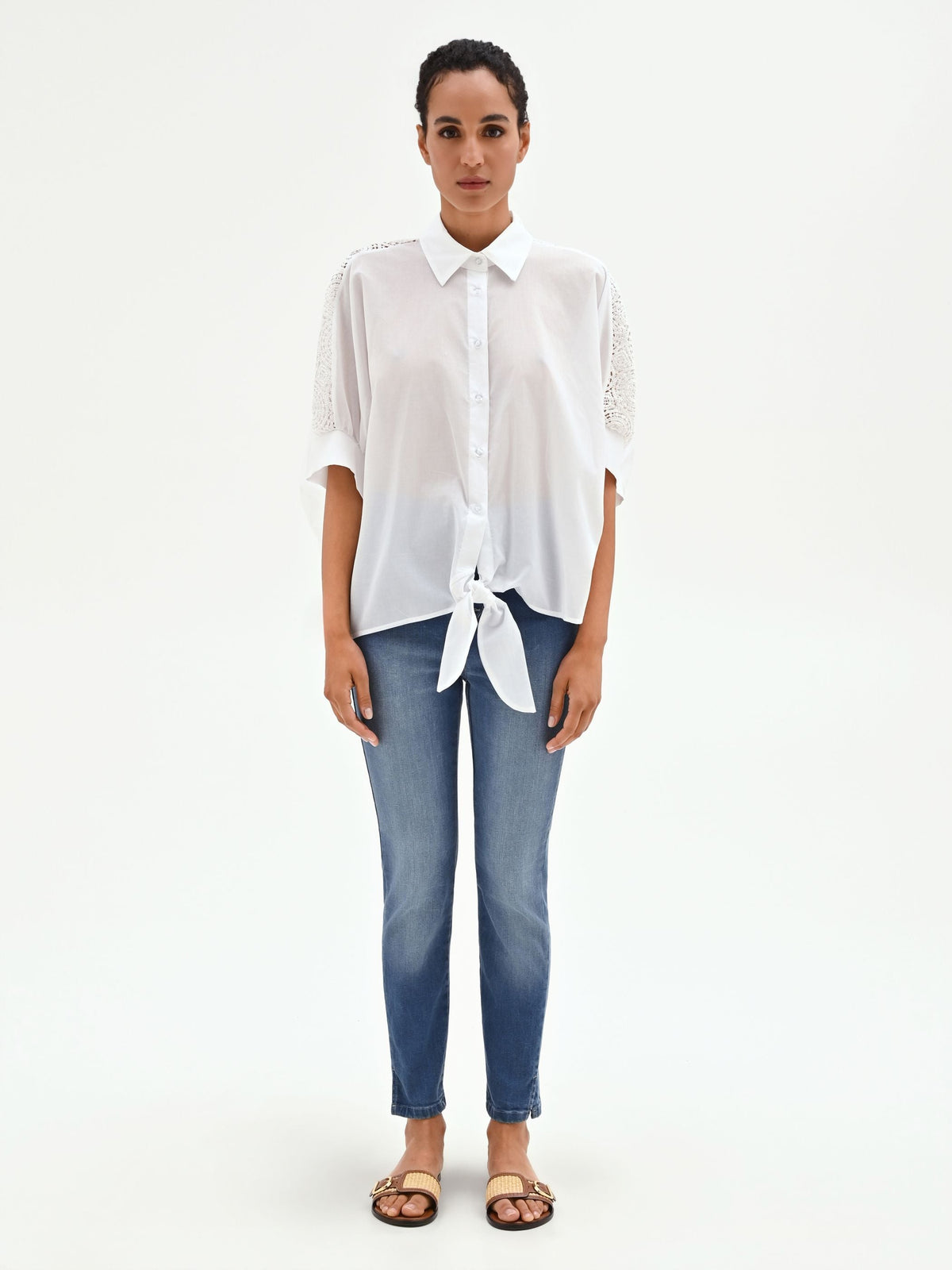 Camicia bianca e inserti in pizzo in cotone
