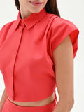Camicia cropped rosso fragola in tela di cotone