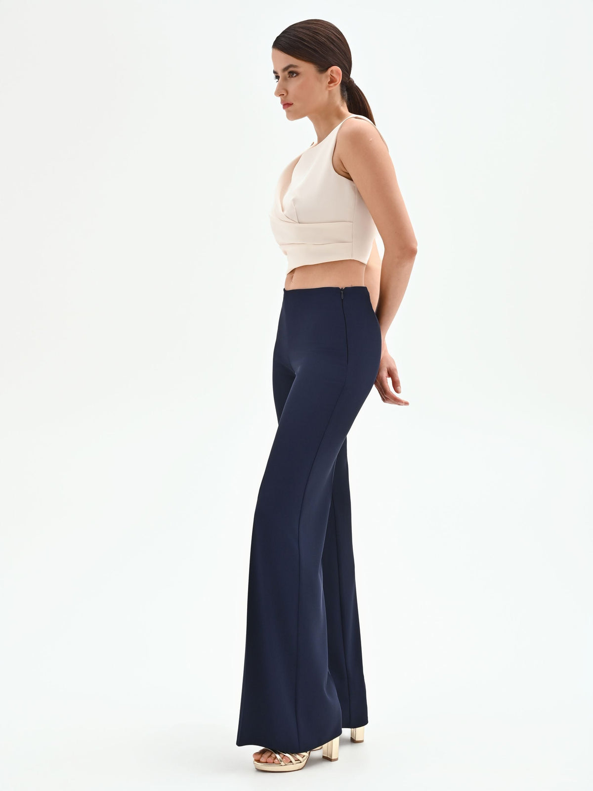 Pantalone a palazzo blu con piega stirata