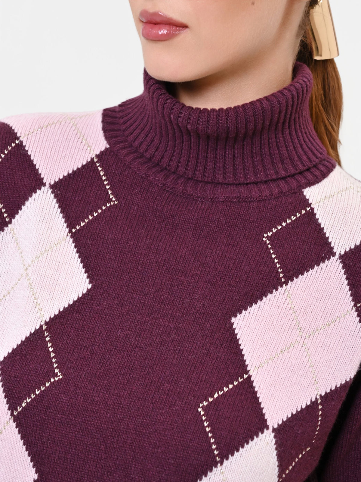 Maglia dolcevita in viscosa bordeaux con motivo a rombi