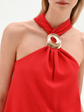 Top rosso con scollo all'americana e anello