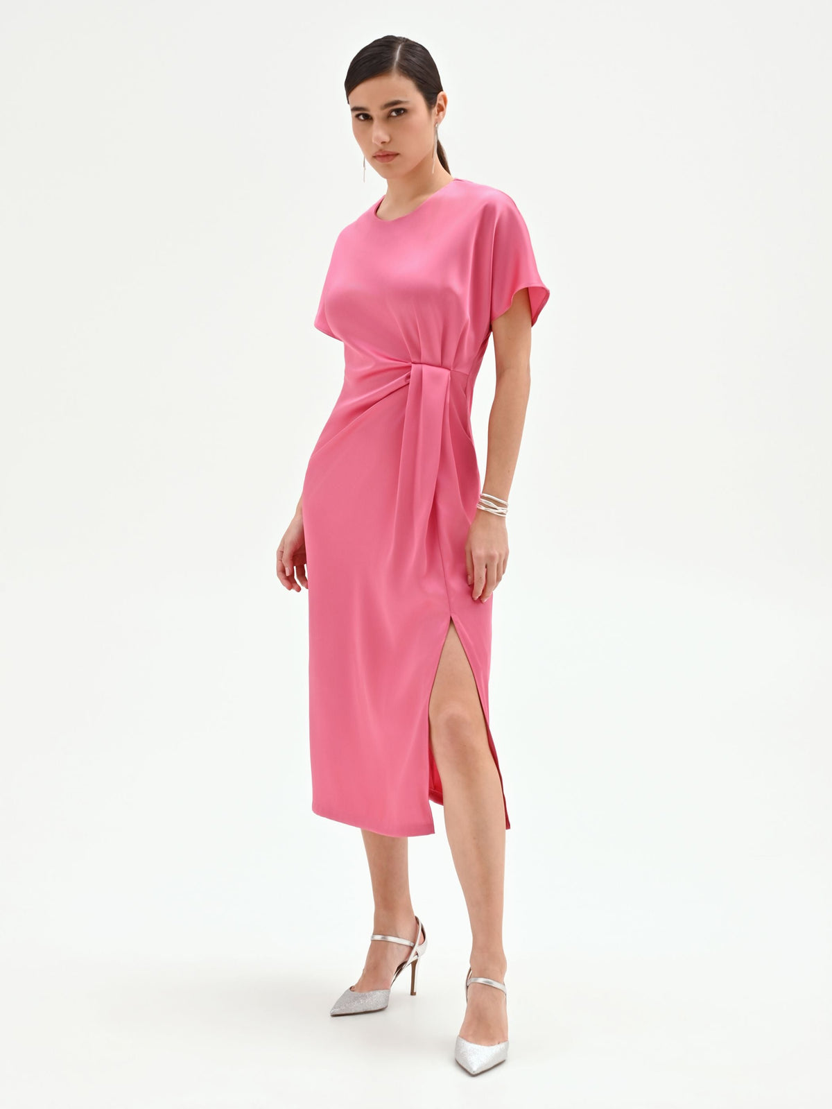 Abito midi rosa con nodo laterale