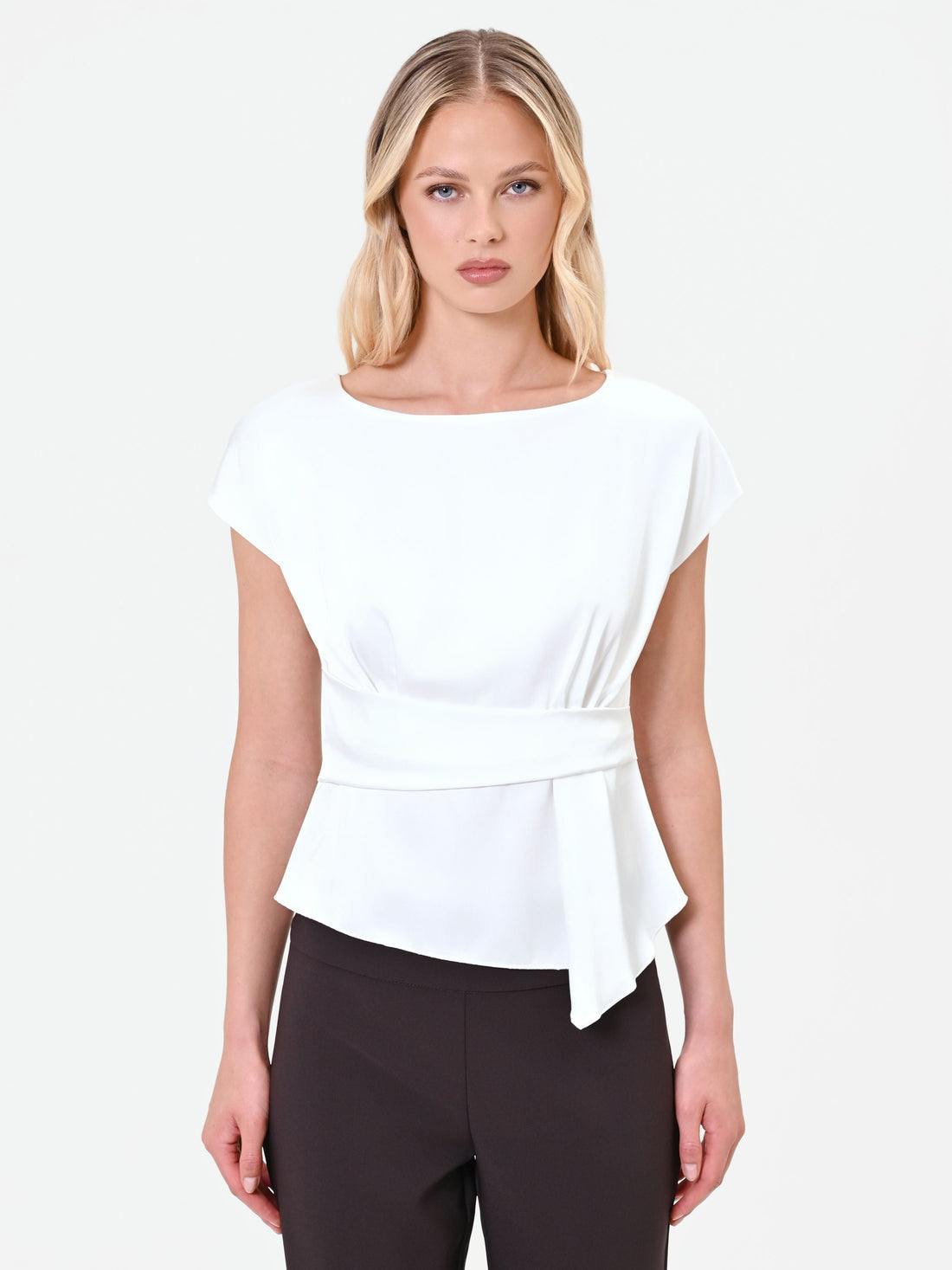 Blusa panna in raso con cintura annodata