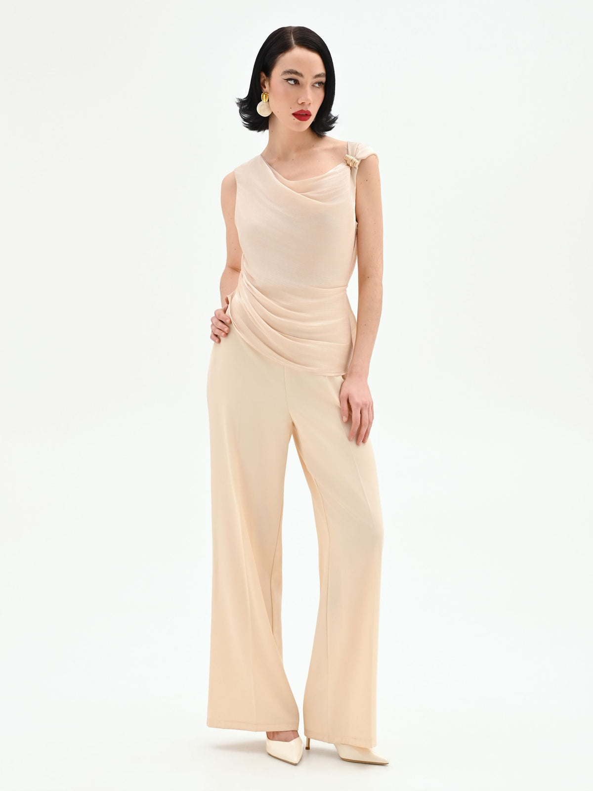 Tuta elegante beige chiaro con corpetto drappeggiato