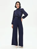 Tuta blu con blusa a pois e collo foulard