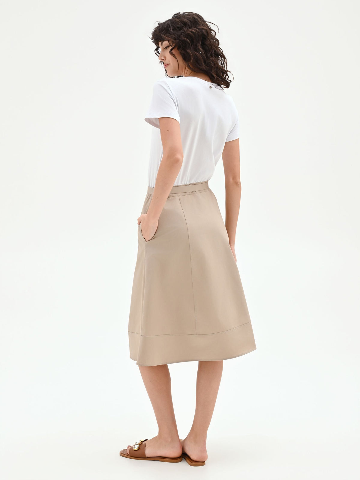 Abito beige scuro con corpetto a contrasto