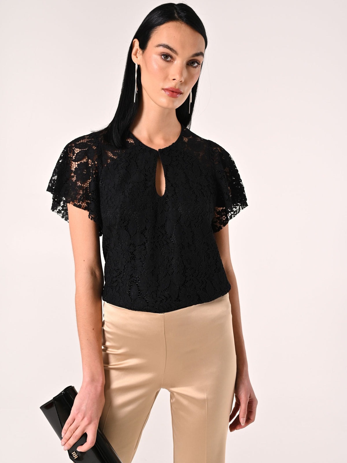 Blusa Nera in Pizzo con Spilla