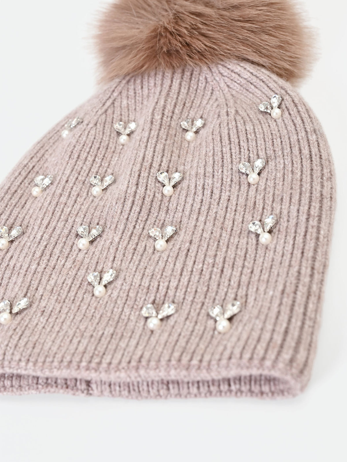 Cappellino tortora beige con cristalli e pompon