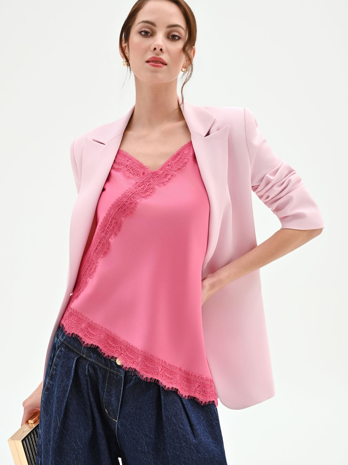 Top in raso rosa con inserti in pizzo