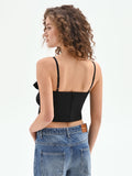 Top crop nero con drappeggio e fibbia gioiello