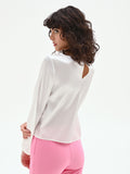 Blusa bianca in raso con scollo a barchetta