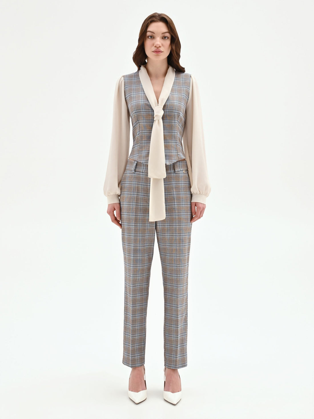 Blusa azzurra check con gilet e collo lavallière
