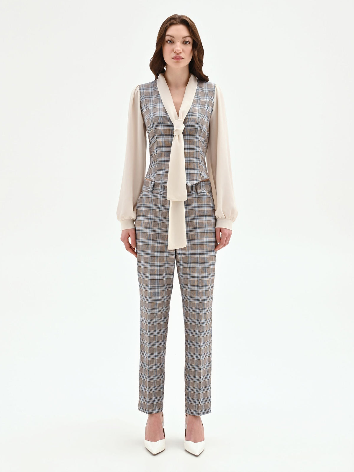 Blusa azzurra check con gilet e collo lavallière